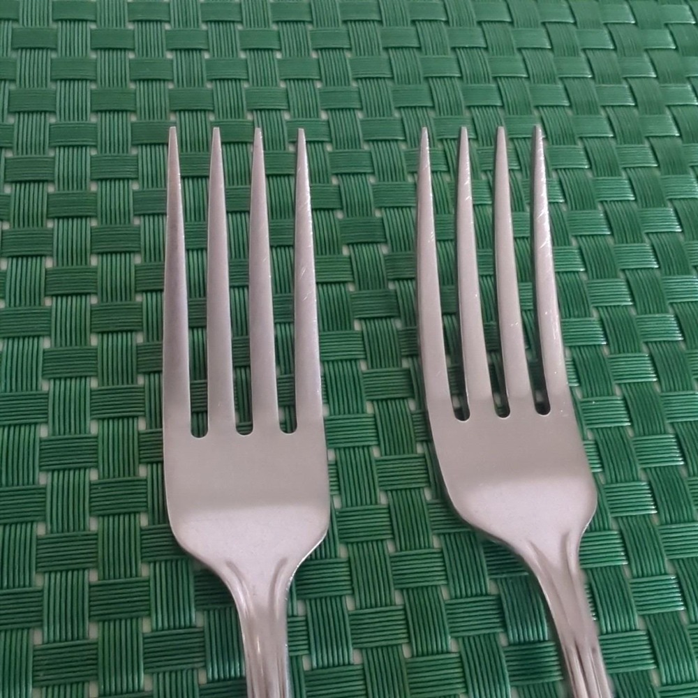 Oneida BANCROFT Dinner Forks Set Lot of 2 Stainless Flare Tip Ridged Glossy USA - Picture 3 of 8